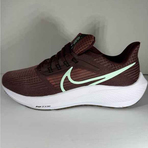 Nike Women's Maroon Sneakers with Mint Swoosh - Picture 4 of 9
